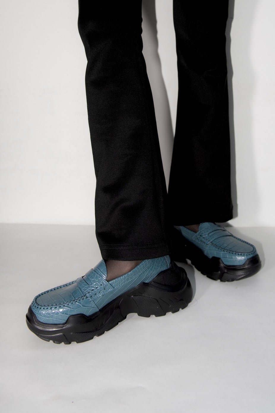 Regulated Gravity-crocodile textured pattern Blue – AKIKOAOKI