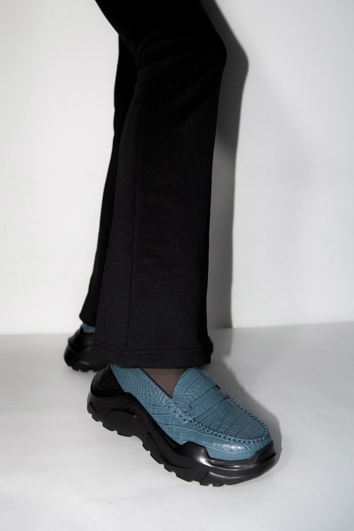 Regulated Gravity-crocodile textured pattern Blue – AKIKOAOKI